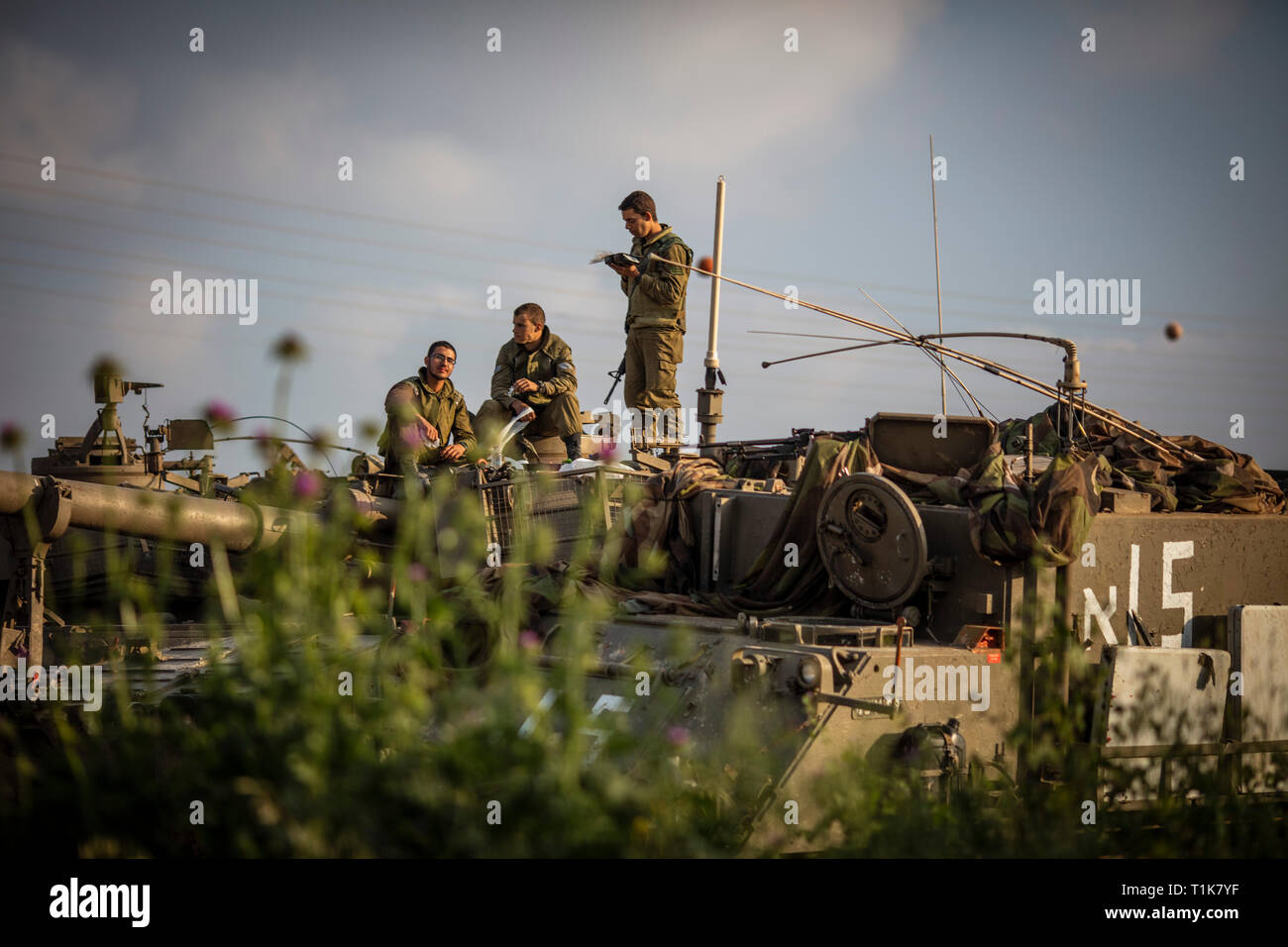 Sderot, Israël. Mar 27, 2019. Les soldats israéliens s'asseoir sur le dessus d'un véhicule blindé d'artillerie déployés près de la frontière Israel-Gaza. Credit : Ilia Efimovitch/dpa/Alamy Live News Banque D'Images