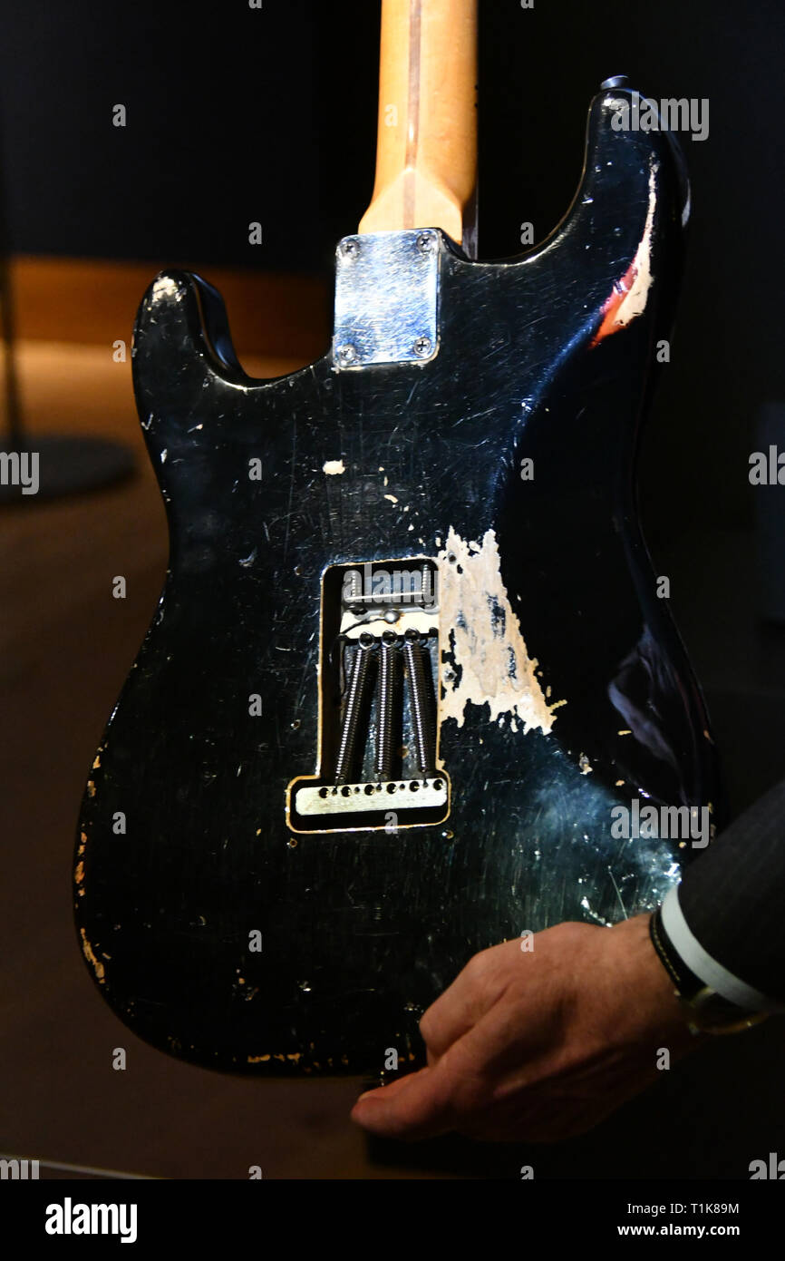 Londres, Royaume-Uni. Mar 27, 2019. La Black Strat, 1969, et 150 000 $ estimation chez Christie's aperçu de la collection de guitare personnels de Pink Floyd David Gilmour, légende de l'avant d'une pré-vente de l'exposition itinérante 120 guitares sur la vente. Credit : Nils Jorgensen/Alamy Live News Banque D'Images