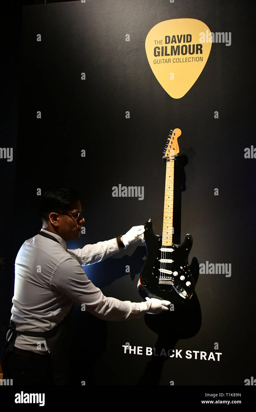 Londres, Royaume-Uni. Mar 27, 2019. La Black Strat, 1969, et 150 000 $ estimation chez Christie's aperçu de la collection de guitare personnels de Pink Floyd David Gilmour, légende de l'avant d'une pré-vente de l'exposition itinérante 120 guitares sur la vente. Credit : Nils Jorgensen/Alamy Live News Banque D'Images