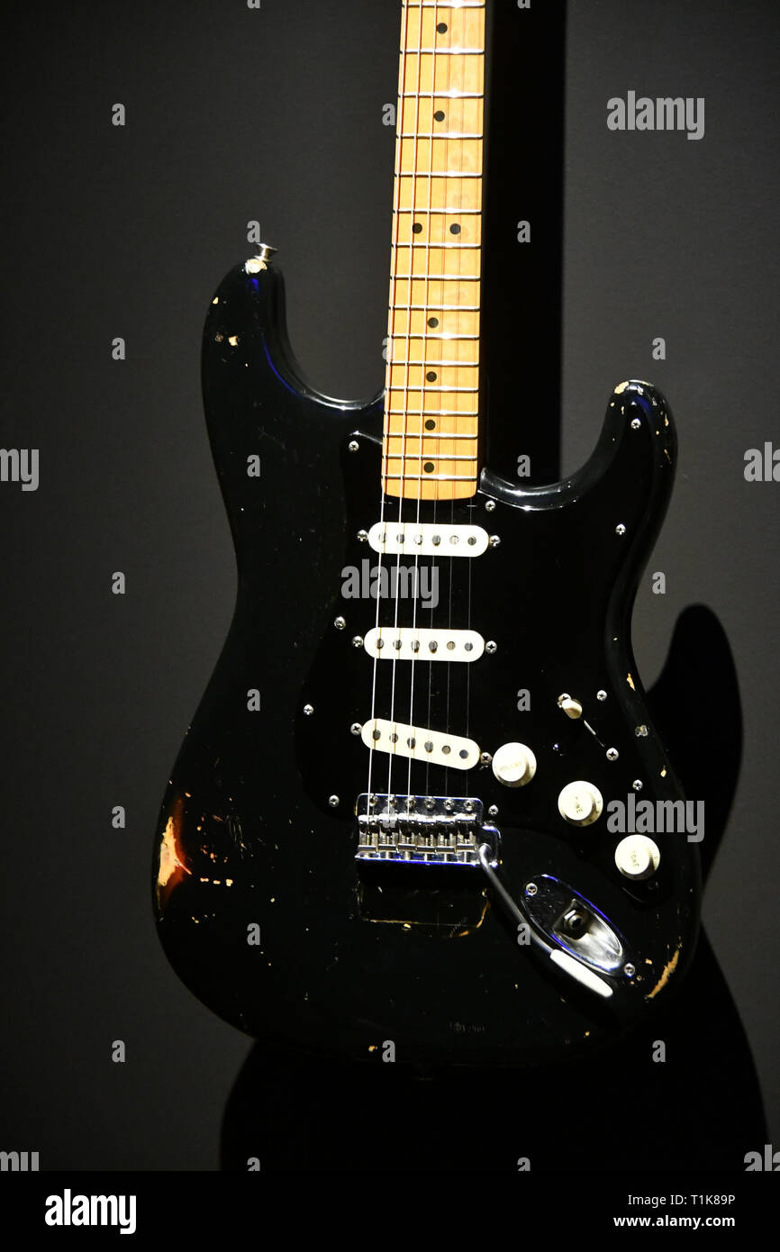 Londres, Royaume-Uni. Mar 27, 2019. La Black Strat, 1969, et 150 000 $ estimation chez Christie's aperçu de la collection de guitare personnels de Pink Floyd David Gilmour, légende de l'avant d'une pré-vente de l'exposition itinérante 120 guitares sur la vente. Credit : Nils Jorgensen/Alamy Live News Banque D'Images