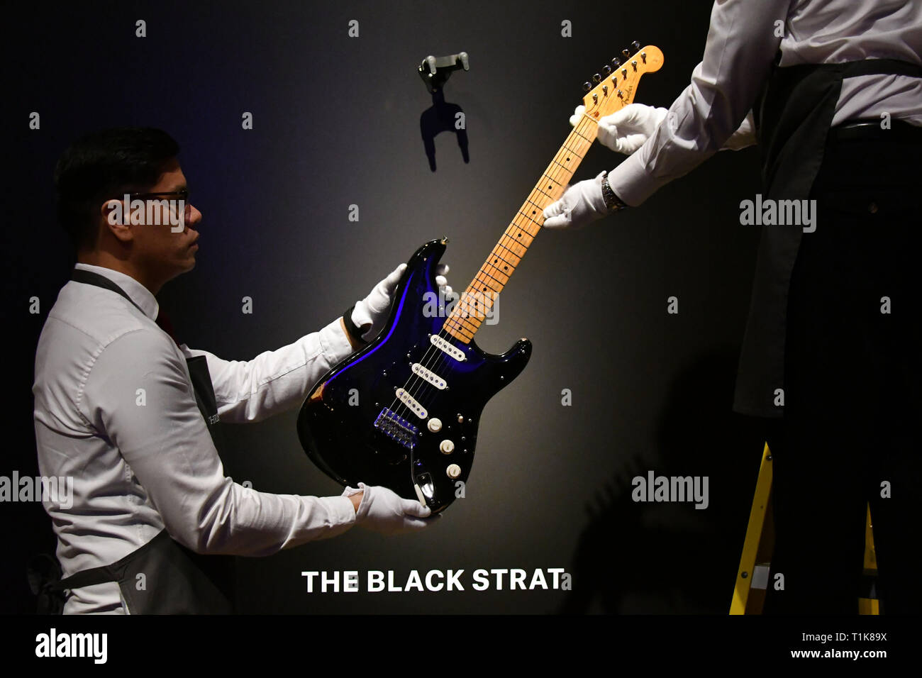 Londres, Royaume-Uni. Mar 27, 2019. La Black Strat, 1969, et 150 000 $ estimation chez Christie's aperçu de la collection de guitare personnels de Pink Floyd David Gilmour, légende de l'avant d'une pré-vente de l'exposition itinérante 120 guitares sur la vente. Credit : Nils Jorgensen/Alamy Live News Banque D'Images