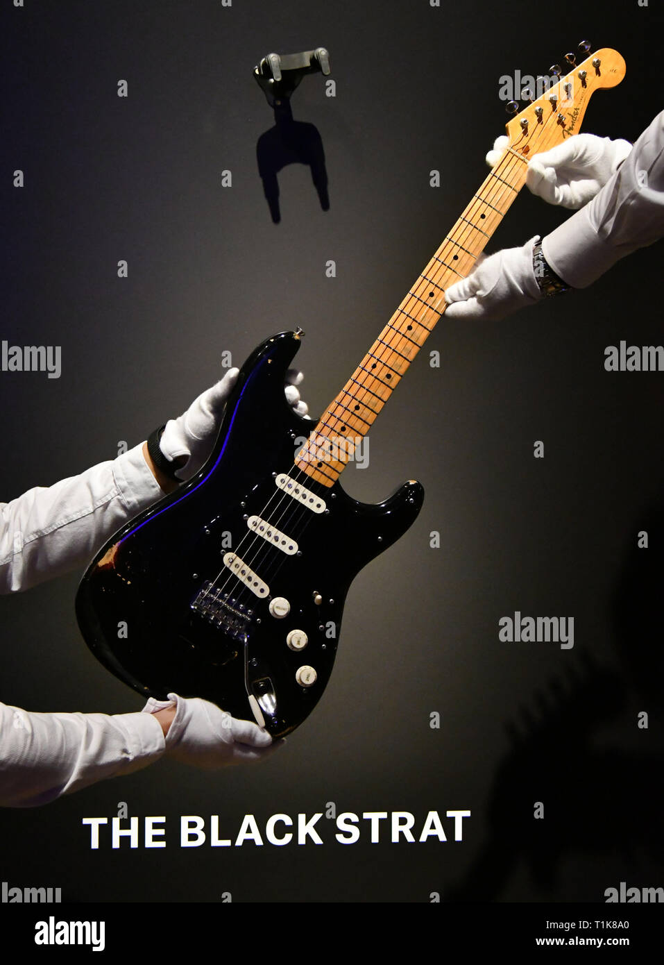 Londres, Royaume-Uni. Mar 27, 2019. La Black Strat, 1969, et 150 000 $ estimation chez Christie's aperçu de la collection de guitare personnels de Pink Floyd David Gilmour, légende de l'avant d'une pré-vente de l'exposition itinérante 120 guitares sur la vente. Credit : Nils Jorgensen/Alamy Live News Banque D'Images