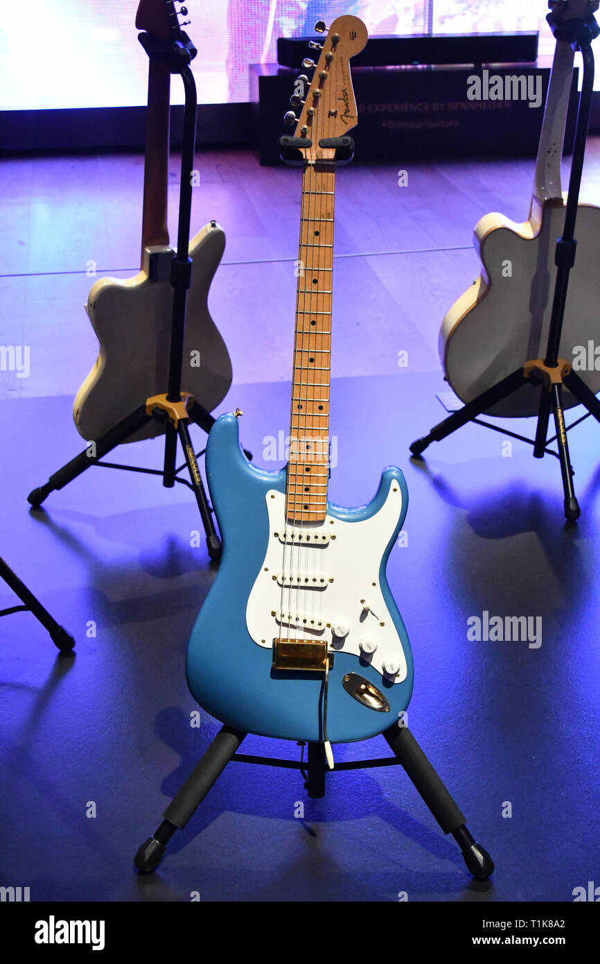 Londres, Royaume-Uni. Mar 27, 2019. Fender Stratocaster 1957 Bleu, finition  couleur personnalisée à Lake Placid Blue, estimer $60,000-90,000 chez  Christie's aperçu de la collection de guitare personnels de Pink Floyd  David Gilmour,