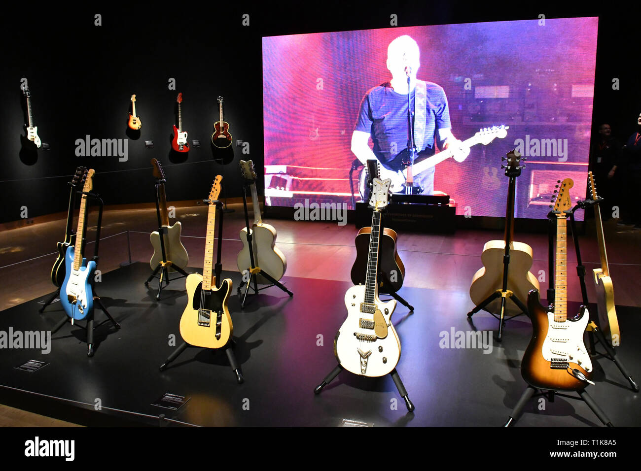 Londres, Royaume-Uni. Mar 27, 2019. Christie's aperçu de la collection de  guitare personnels de Pink Floyd David Gilmour, légende de l'avant d'une  pré-vente de l'exposition itinérante 120 guitares sur la vente. Credit :