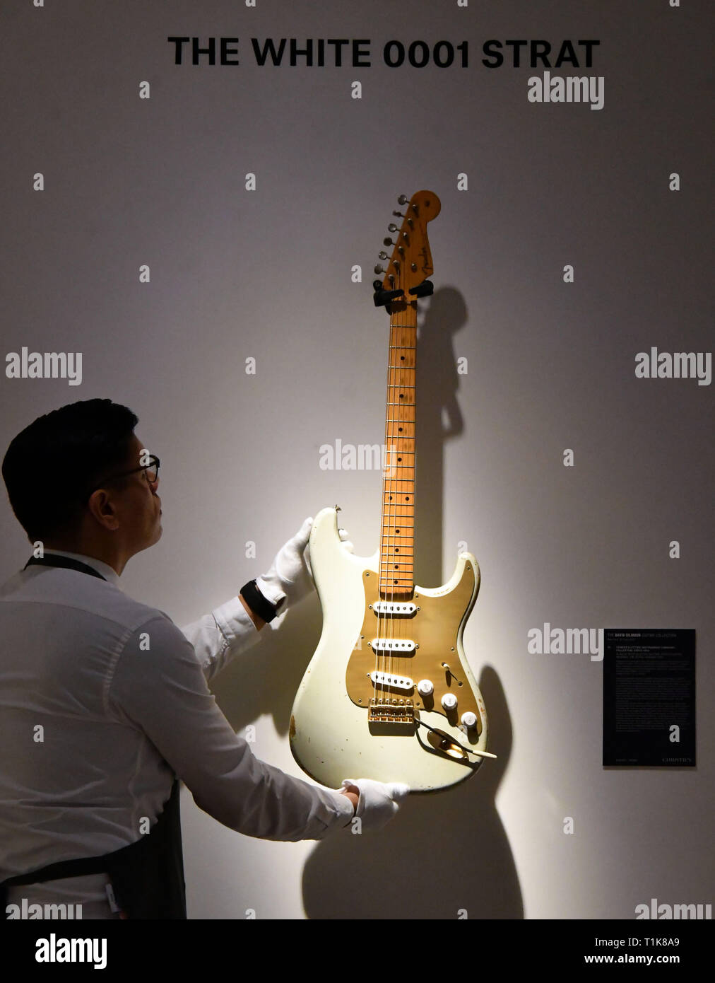 Londres, Royaume-Uni. Mar 27, 2019. Une Fender Stratocaster blanche avec le  numéro de série 0001, vers 1954, et 150 000 $ estimation chez Christie's  aperçu de la collection de guitare personnels de
