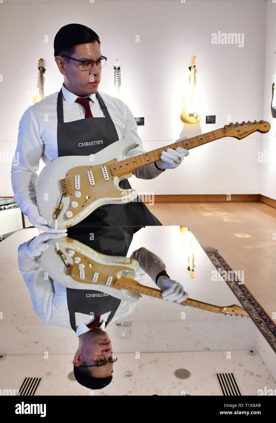 Londres, Royaume-Uni. Mar 27, 2019. Une Fender Stratocaster blanche avec le numéro  de série 0001, vers 1954, et 150 000 $ estimation chez Christie's aperçu de  la collection de guitare personnels de