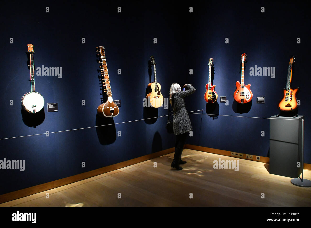 Londres, Royaume-Uni. Mar 27, 2019. Christie's aperçu de la collection de guitare personnels de Pink Floyd David Gilmour, légende de l'avant d'une pré-vente de l'exposition itinérante 120 guitares sur la vente. Credit : Nils Jorgensen/Alamy Live News Banque D'Images