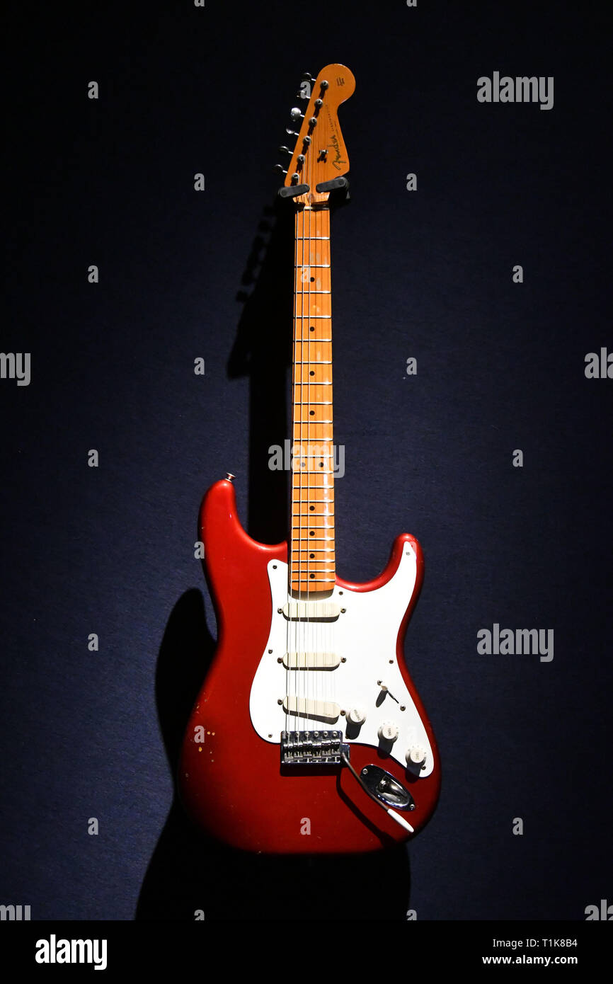 Londres, Royaume-Uni. Mar 27, 2019. Fender Stratocaster 57V, 1984, 15,000-25 000 $ estimation chez Christie's aperçu de la collection de guitare personnels de Pink Floyd David Gilmour, légende de l'avant d'une pré-vente de l'exposition itinérante 120 guitares sur la vente. Credit : Nils Jorgensen/Alamy Live News Banque D'Images
