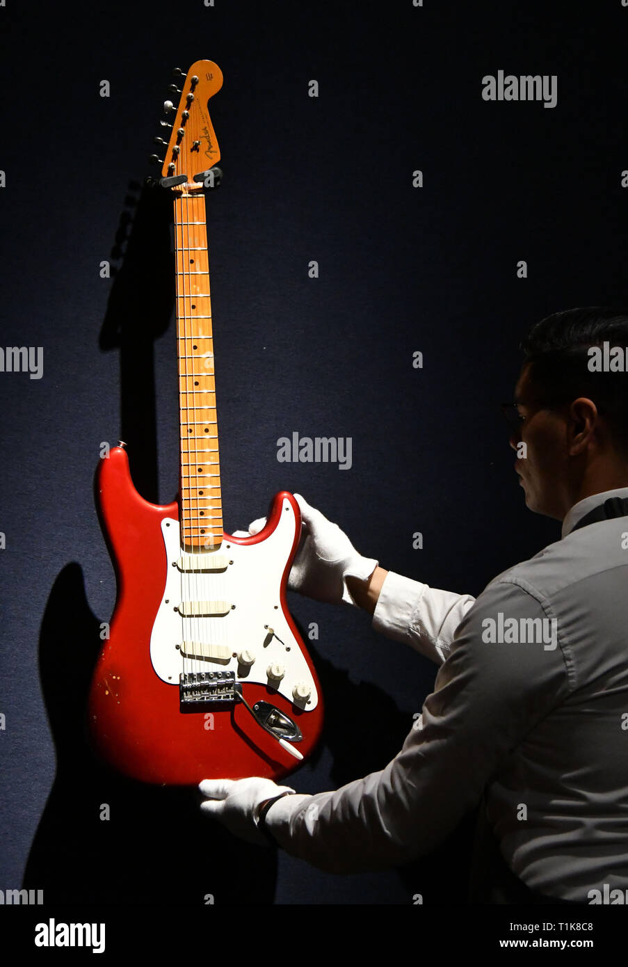 Londres, Royaume-Uni. Mar 27, 2019. Fender Stratocaster 57V, 1984, 15,000-25 000 $ estimation chez Christie's aperçu de la collection de guitare personnels de Pink Floyd David Gilmour, légende de l'avant d'une pré-vente de l'exposition itinérante 120 guitares sur la vente. Credit : Nils Jorgensen/Alamy Live News Banque D'Images