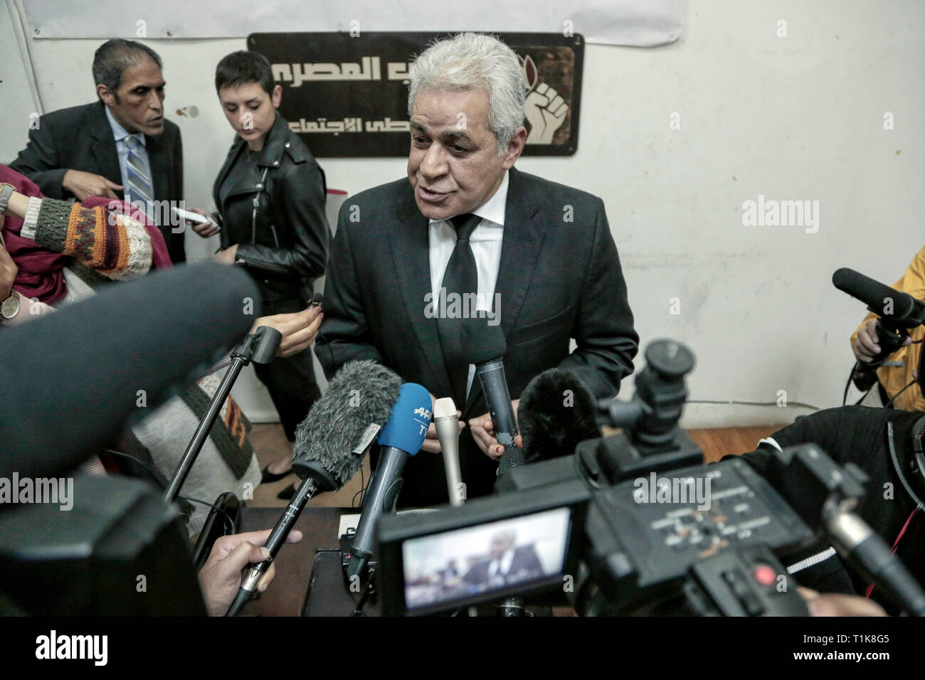 Cairo, Egypte. Mar 27, 2019. L'ancien candidat à la présidentielle Hamdeen Sabahi parle lors d'une conférence de presse du mouvement démocratique civique. Pour la première fois, d'éminents politiciens égyptien s'est prononcé contre un amendement constitutionnel qui permettrait au Président sortant Abdel Fattah El-Sisi (non représenté) pour prolonger son mandat au-delà de la limite supérieure actuelle. Credit : Mohamed El Raai/dpa/Alamy Live News Banque D'Images