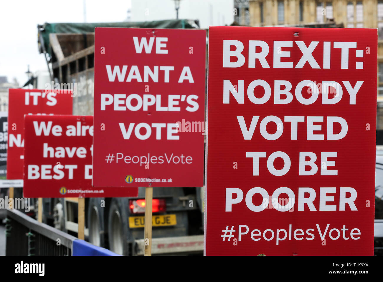 London, UK, UK. Mar 27, 2019. Pro-Brexit et Brexit des plaques sont vus au cours de la manifestation devant les Chambres du Parlement.Theresa peut dit au députés conservateurs d'arrière-ban ce soir qu'elle va se retirer s'ils retour son retrait de l'affaire. Credit : Dinendra Haria SOPA/Images/ZUMA/Alamy Fil Live News Banque D'Images