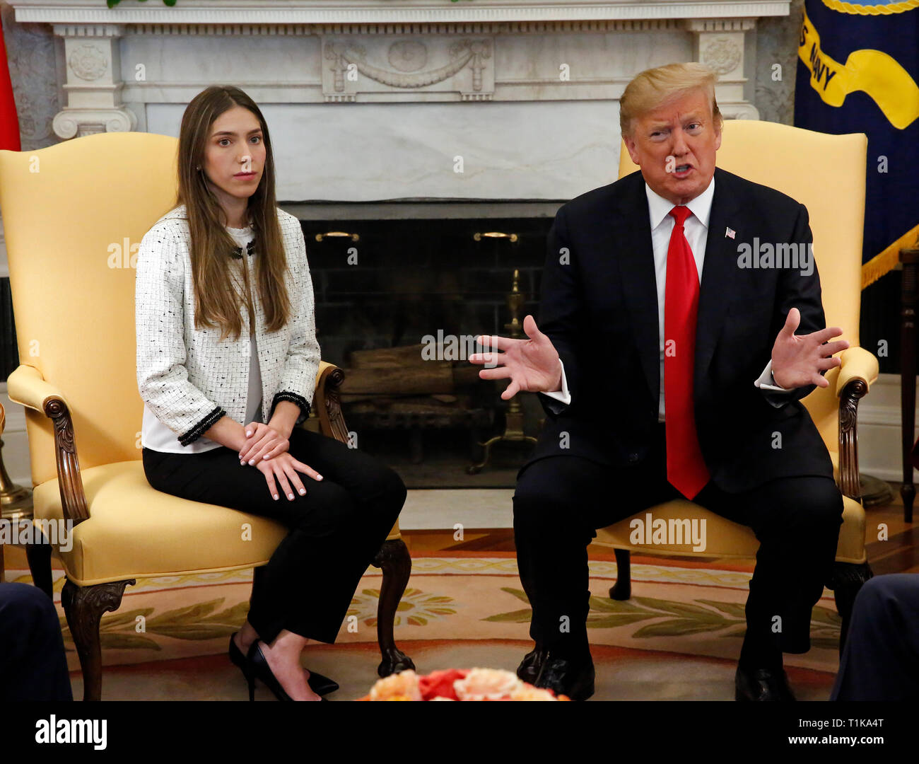 Le Président des Etats-Unis, Donald J. Trump rencontre avec Fabiana Rosales, épouse de l'auto-proclamé président intérimaire, Juan Guaido, dans le bureau ovale de la Maison Blanche, à Washington, DC, le mercredi 27 mars, 2019. Crédit : Martin H. Simon / CNP | conditions dans le monde entier Banque D'Images