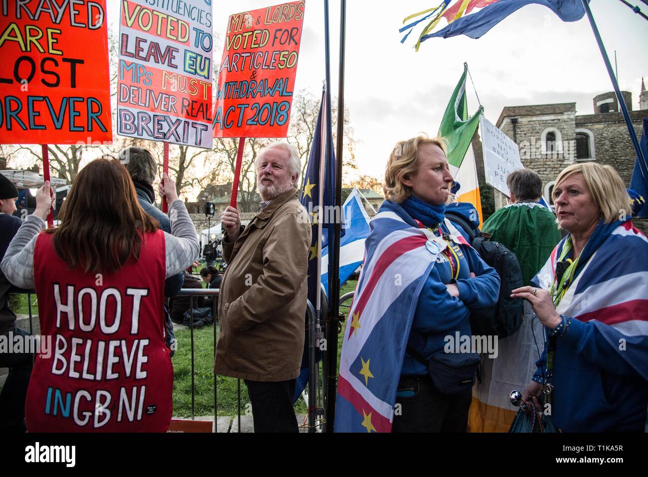 Londres, Royaume-Uni. Mar 27, 2019. Quitter et rester les militants se tiennent côte à côte en face de la Chambre du Parlement, le vote du député d'determaine Brexit sur les prochaines étapes. Credit : claire doherty/Alamy Live News Banque D'Images