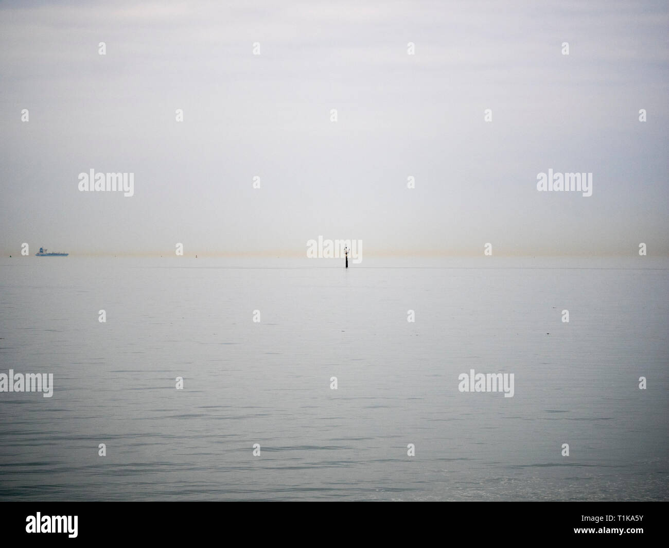 Sheerness, Kent, UK. 27 mars, 2019. Météo France : une bande particulièrement épais de brune orangé brown la pollution de l'air a été vu à l'estuaire de la Tamise au large de Sheerness, Kent ce soir aux alentours de 17h30. La bande de pollution a été vu dans une direction nord-est, dans une direction semblable à la Ministère de la Défense à Shoeburyness site. Mise à jour : Southend on sea à temps réel Indice de qualité de l'air (IQA) a enregistré la pollution atmosphérique comme 107 à 10h00 (mauvaise pour les groupes sensibles), le relevé le plus élevé fourni sur le site aqicn.org au Royaume-Uni à l'époque. Credit : James Bell/Alamy Live News Banque D'Images