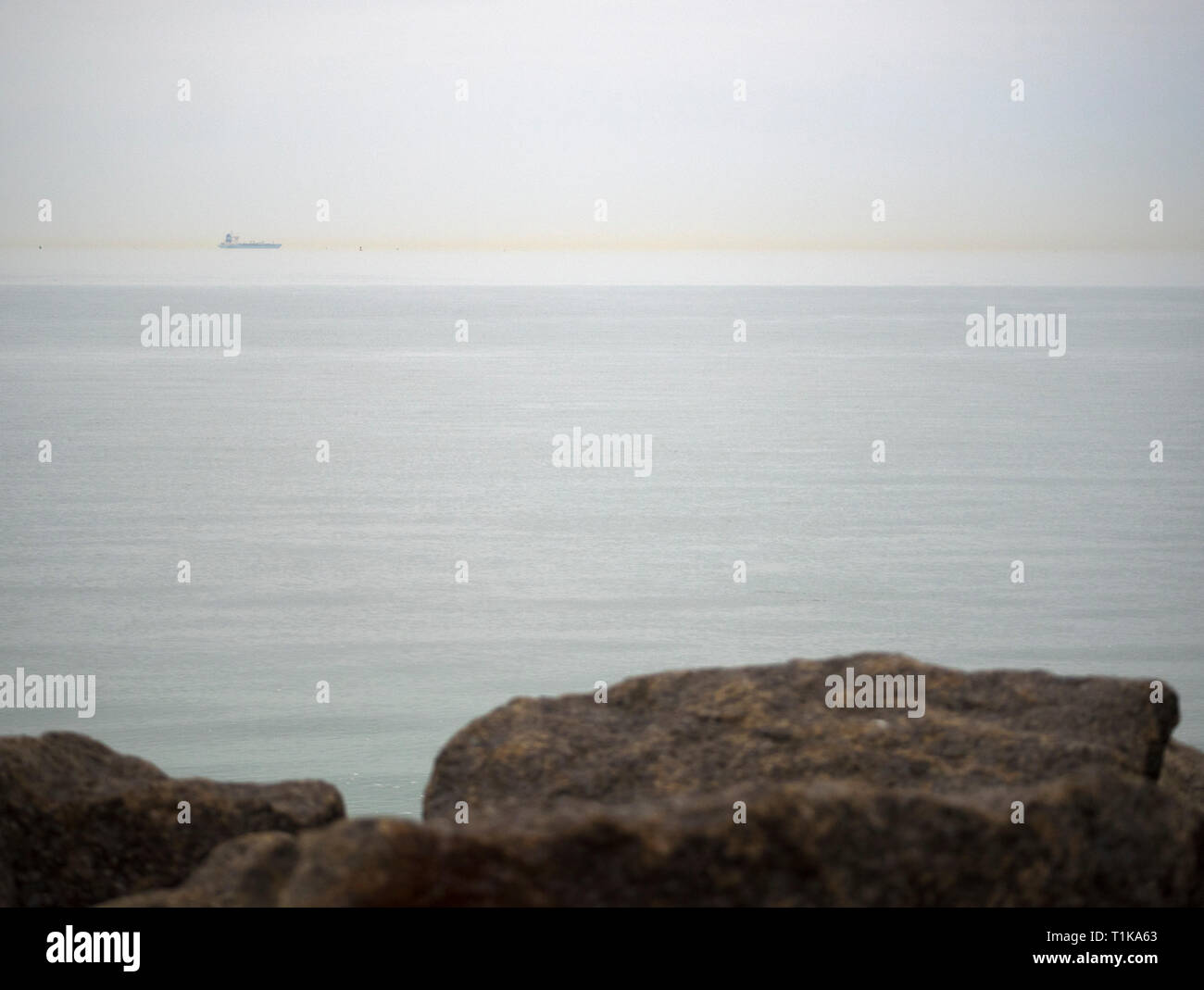 Sheerness, Kent, UK. 27 mars, 2019. Météo France : une bande particulièrement épais de brune orangé brown la pollution de l'air a été vu à l'estuaire de la Tamise au large de Sheerness, Kent ce soir aux alentours de 17h30. La bande de pollution a été vu dans une direction nord-est, dans une direction semblable à la Ministère de la Défense à Shoeburyness site. Mise à jour : Southend on sea à temps réel Indice de qualité de l'air (IQA) a enregistré la pollution atmosphérique comme 107 à 10h00 (mauvaise pour les groupes sensibles), le relevé le plus élevé fourni sur le site aqicn.org au Royaume-Uni à l'époque. Credit : James Bell/Alamy Live News Banque D'Images