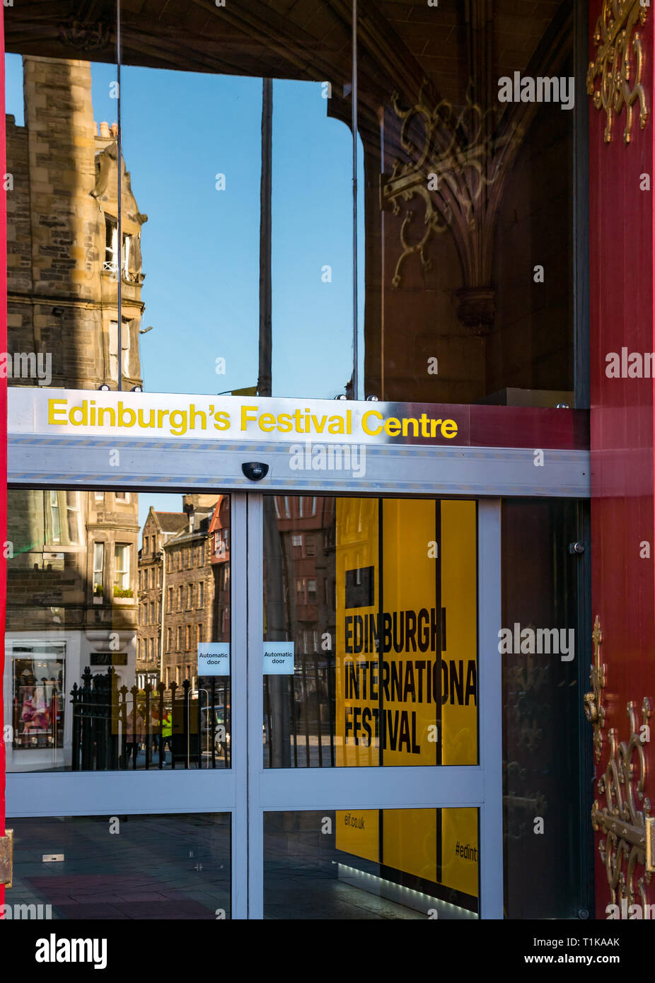 Edinburgh, Ecosse, Royaume-Uni, le 27 mars 2019. Lancement du Festival International d'Édimbourg à l'administration centrale du programme FEI au moyeu, Royal Mile. L'entrée du quartier général de la FEI le moyeu Banque D'Images