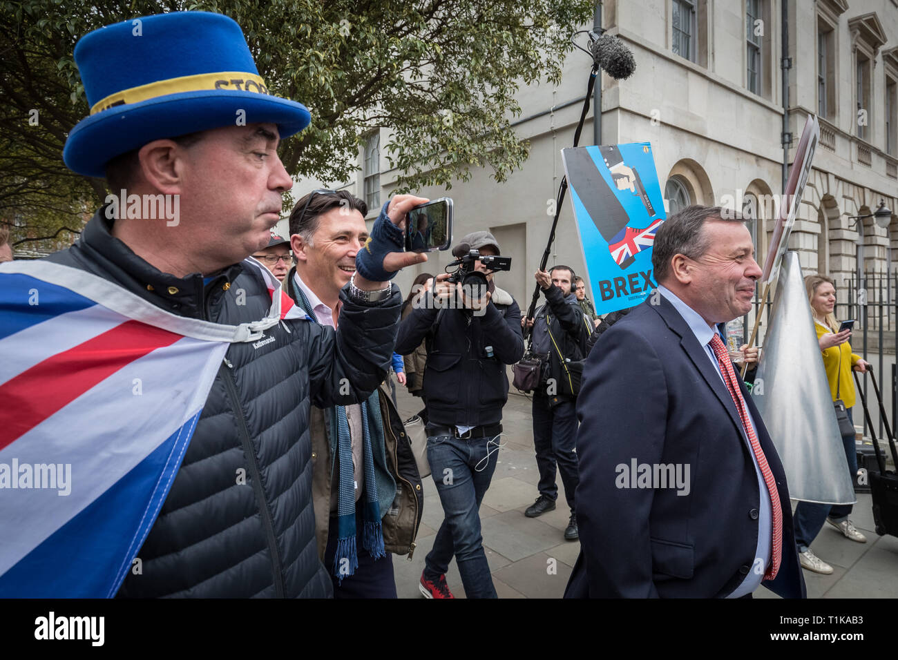 Londres, Royaume-Uni. 27 mars, 2019. Aaron Banques, co-fondateur de l'UNION EUROPÉENNE, campagne congé est confronté à Westminster par des partisans pro-UE. Crédit : Guy Josse/Alamy Live News Banque D'Images