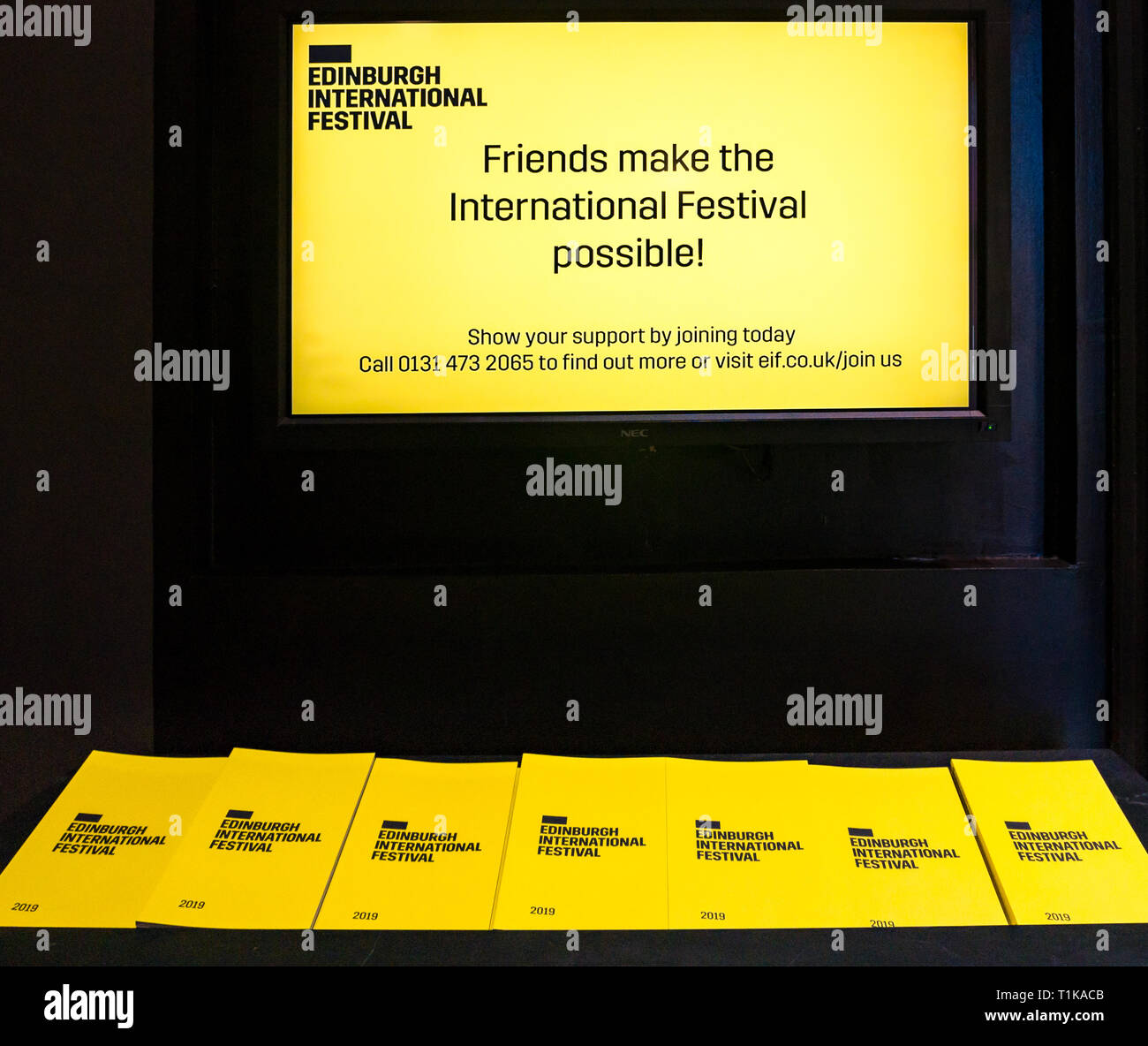 Edinburgh, Ecosse, Royaume-Uni, le 27 mars 2019. Lancement du Festival International d'Édimbourg à l'administration centrale du programme FEI au moyeu, Royal Mile. Copies de la jaune distinctif programme sont disponibles aujourd'hui au siège de FEI Banque D'Images