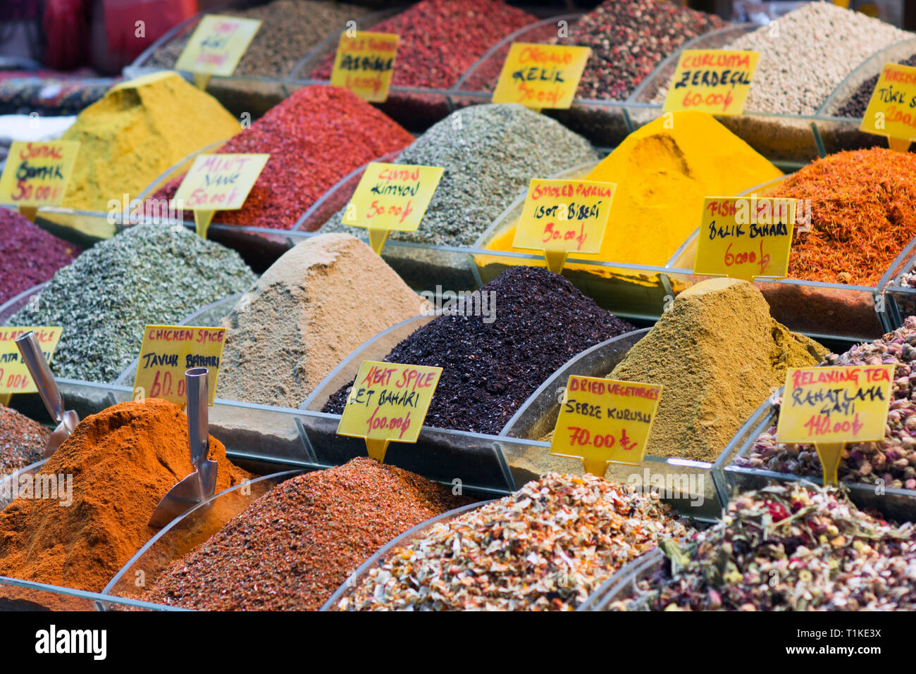 Dans les épices turc Grand marché aux épices. Épices colorées en vente boutiques dans le marché aux épices d'Istanbul, Turquie Banque D'Images