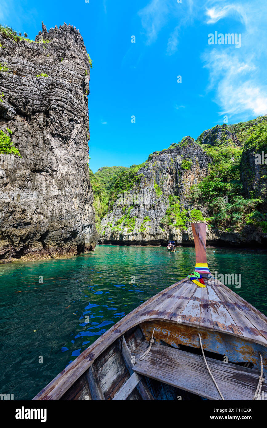 Wang Long Bay avec de l'eau turquoise cristalline, Tropical Island Koh Phi Phi Don, province de Krabi, Thaïlande - Long voile dans le magnifique lagon avec couvercle rocks Banque D'Images