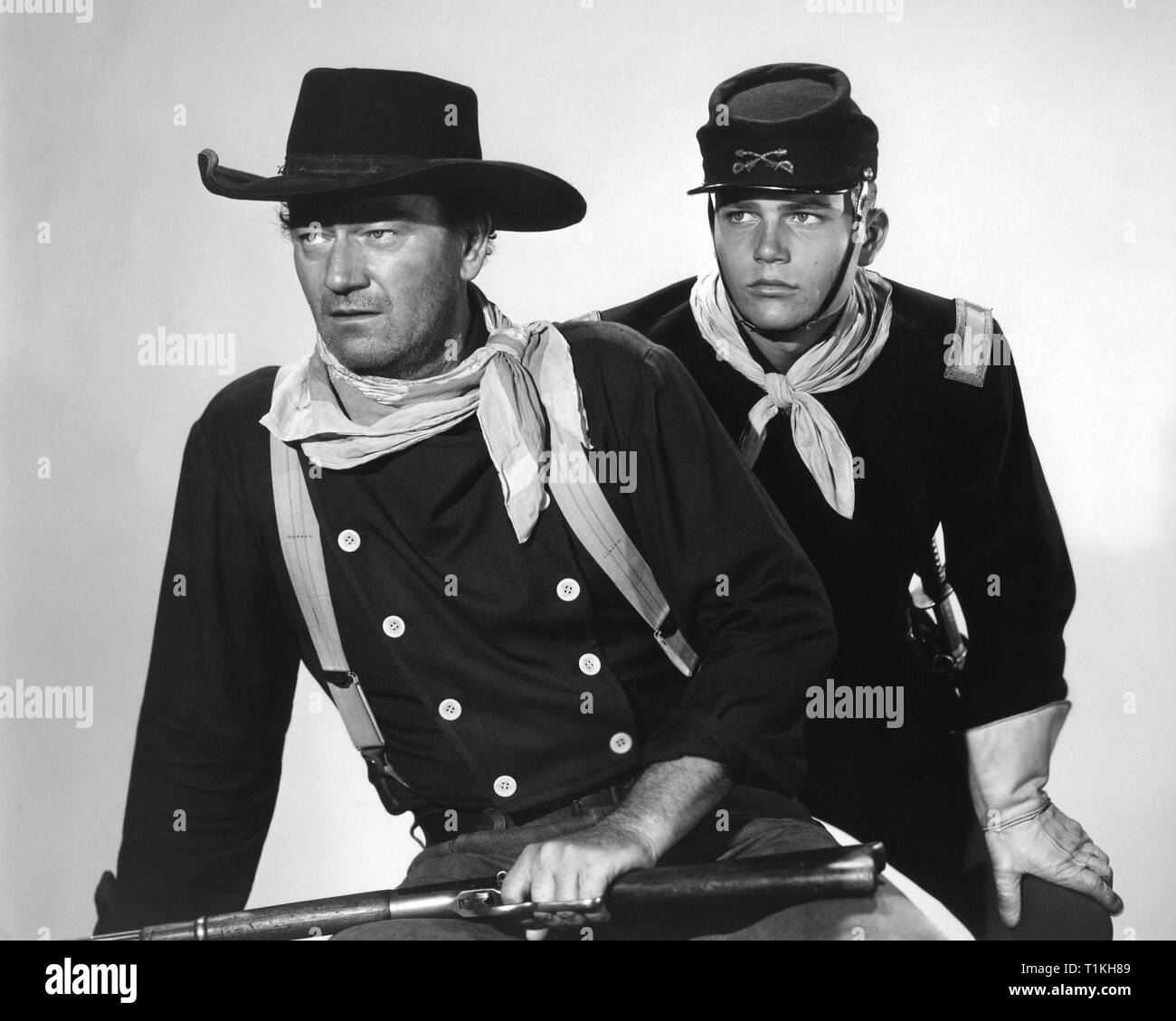 John Wayne et son fils Patrick Wayne LES CHERCHEURS 1956 réalisateur John Ford C.V. Whitney Images / Warner Bros. Banque D'Images