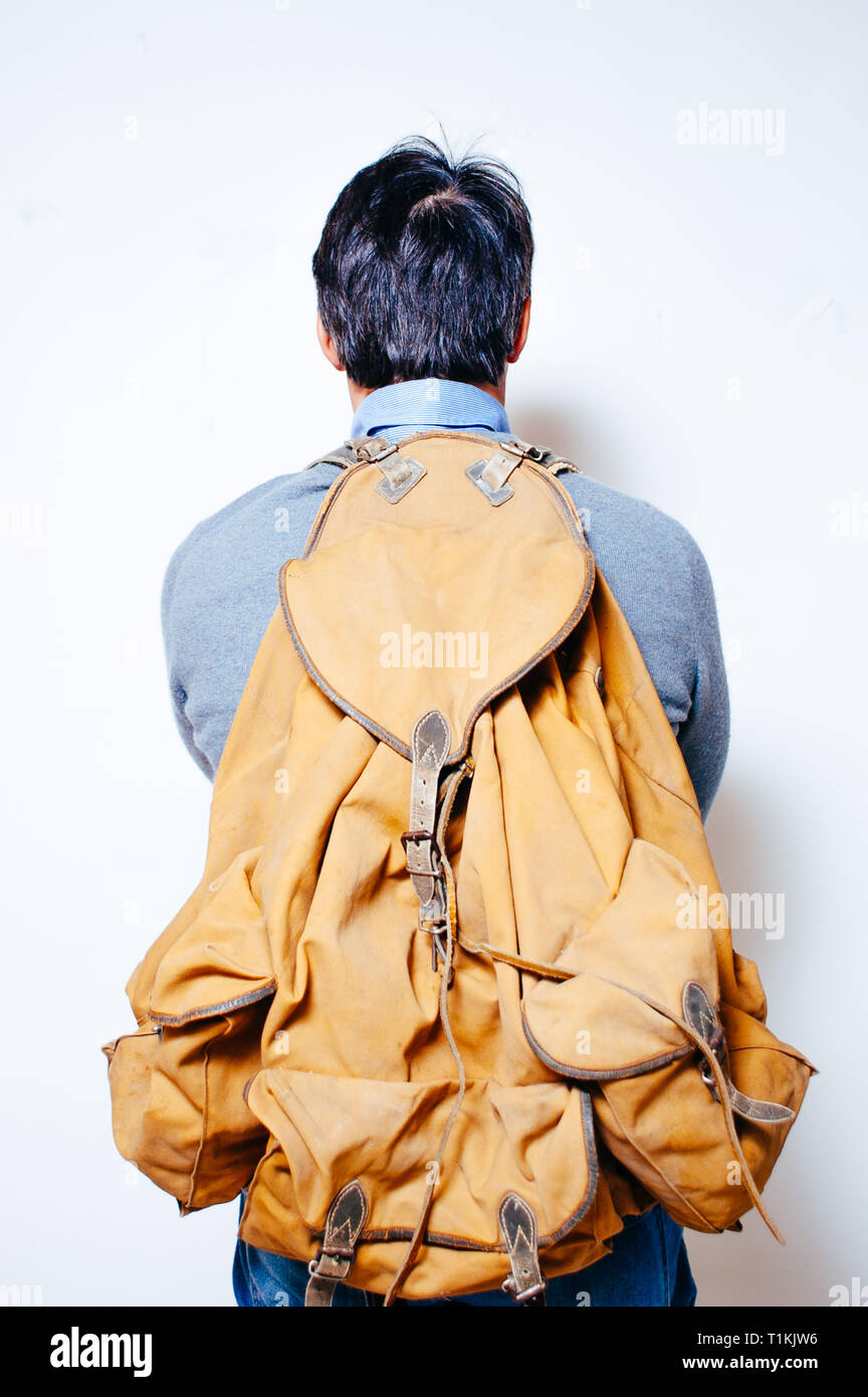 Homme avec sac à dos, habillé décontracté, vu de derrière, fond blanc Photo  Stock - Alamy