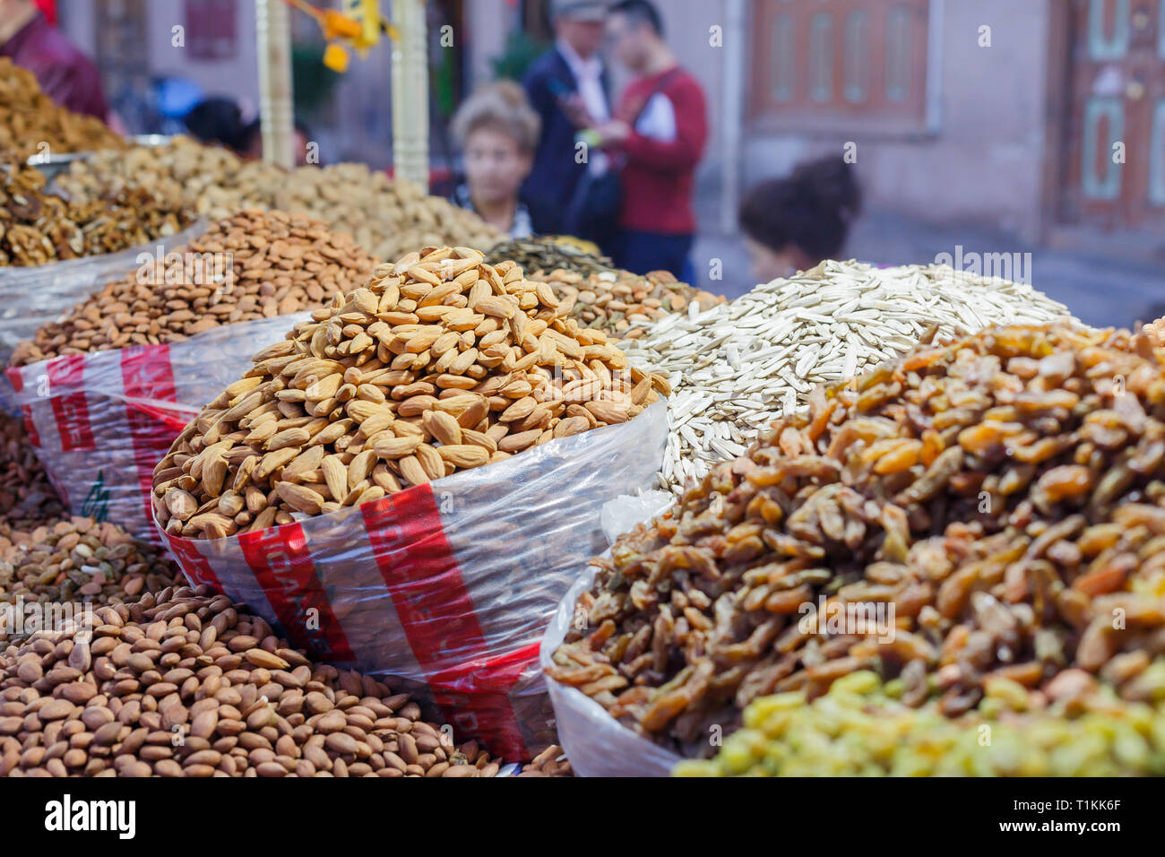 KASHGAR, Xinjiang / CHINE - 1 octobre 2017 : les noix et raisins secs pour la vente à un marché de Kashgar. Banque D'Images