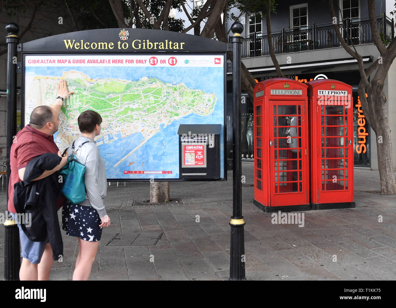 Deux personnes voir une carte à Gibraltar Gibraltar. Banque D'Images