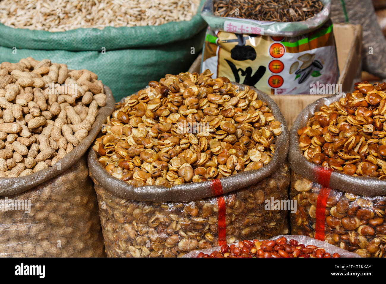 KASHGAR, Xinjiang / CHINE - 1 octobre 2017 : les noix dans un sac at a market stall, prêts pour la vente. Capturés à un bazar de Kashgar. Banque D'Images
