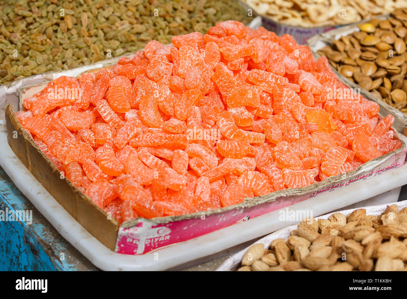 KASHGAR, Xinjiang / CHINE - 1 octobre 2017 : des bonbons de couleur orange sur l'affichage pour la vente. Capturés à un marché de Kashgar. Banque D'Images