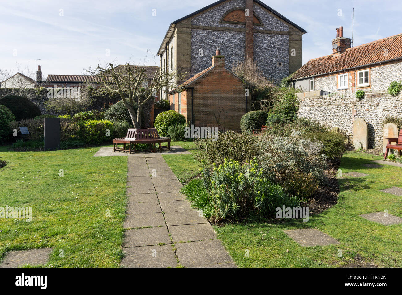 Jardin du souvenir méthodiste dans le centre de la ville de marché de Holt, Norfolk, UK ; une zone tranquille pour les personnes à se détendre Banque D'Images