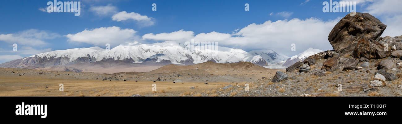 Panorama des sommets enneigés des montagnes du Pamir. Capturés le long de la Karakorum Highway (Province du Xinjiang, Chine). Banque D'Images