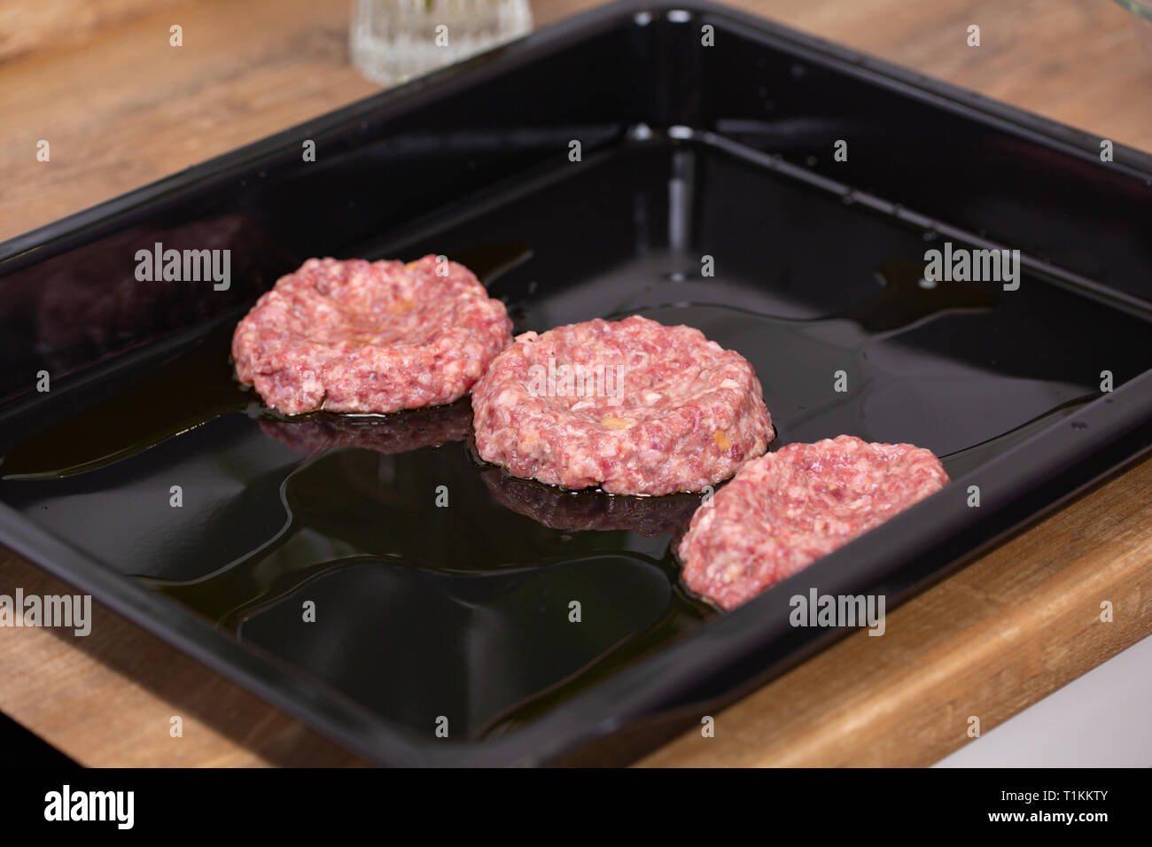 Plaque avec des galettes ou tranches ou meatball, libre. Processus de cuisson Banque D'Images