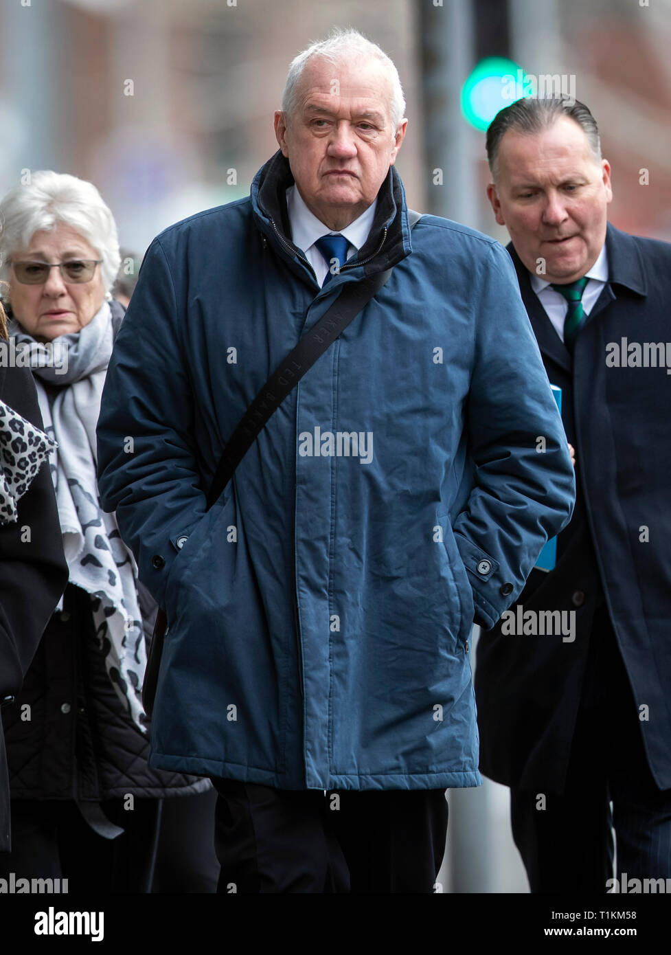 Le commandant David Duckenfield match Hillsborough (centre) qui est accusé de l'homicide involontaire coupable par négligence grave de 95 supporters de Liverpool en 1989, demi-finale de la FA Cup, arrivant à Preston le Tribunal de la Couronne. Banque D'Images