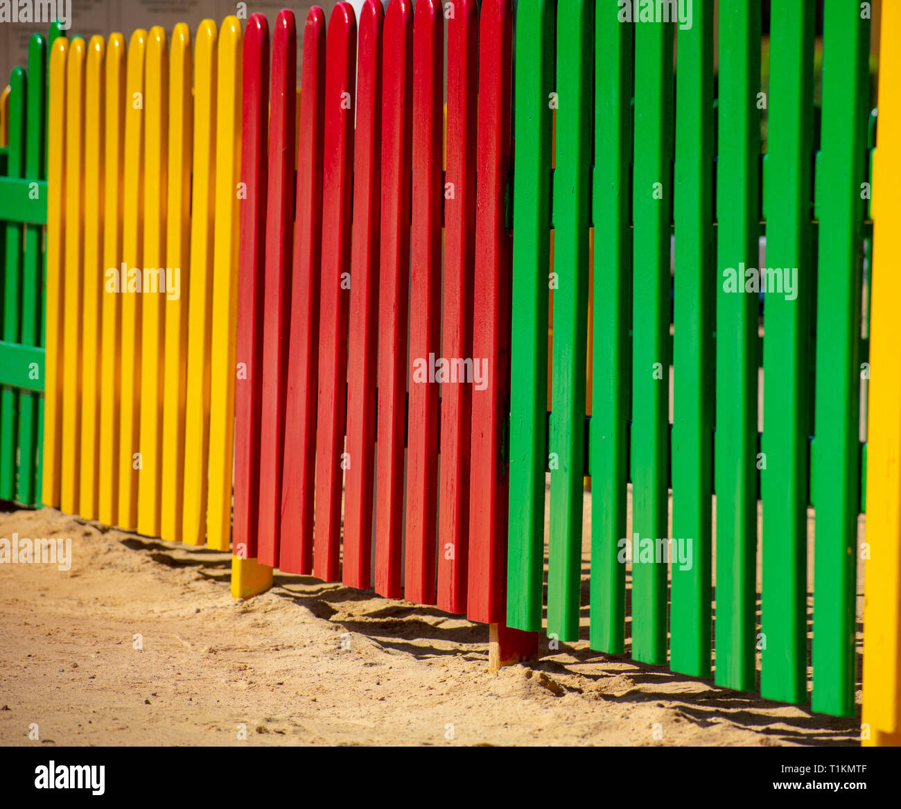 Panneaux de clôture aux couleurs vives Banque D'Images