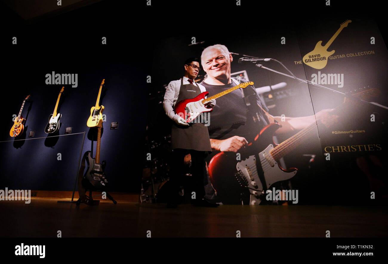 Un manutentionnaire berceaux une Fender Stratocaster 1984 57V guitare électrique solid body lors d'un aperçu de l'exposition préalable à la vente de la collection de guitare personnels de Pink Floyd David Gilmour, chez Christie's à Londres. Banque D'Images