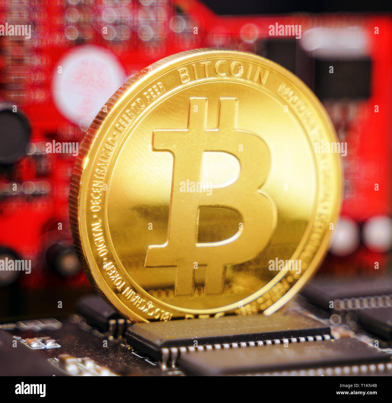 Bitcoin d'or et la carte vidéo. L'exploitation minière Cryptocurrency concept. Banque D'Images