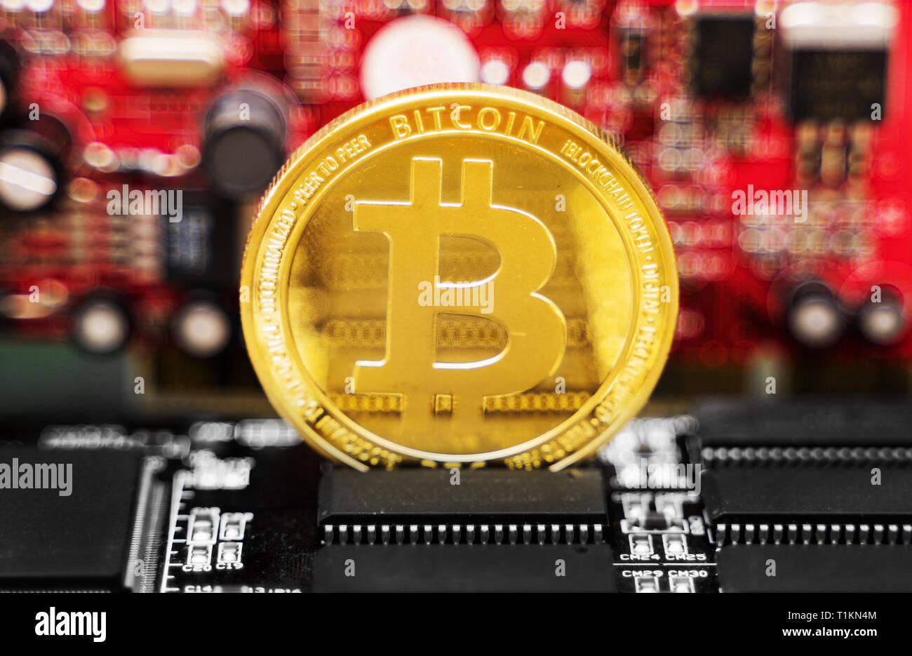 Bitcoin d'or et la carte vidéo. L'exploitation minière Cryptocurrency concept. Banque D'Images