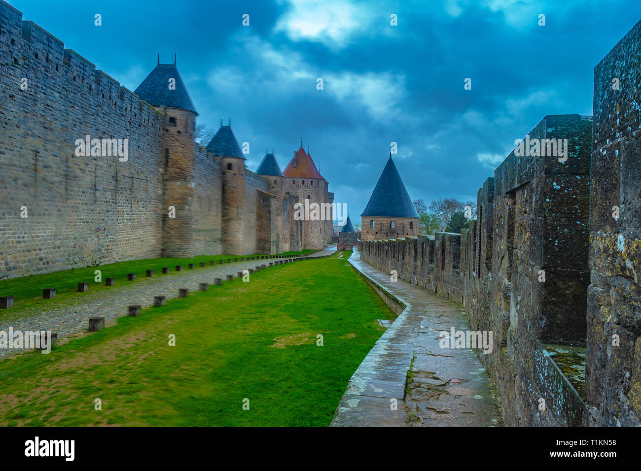 Château de Carcassonne, France. La ville médiévale de Carcassonne, sur la France. Château sombre dans la pluie. Banque D'Images