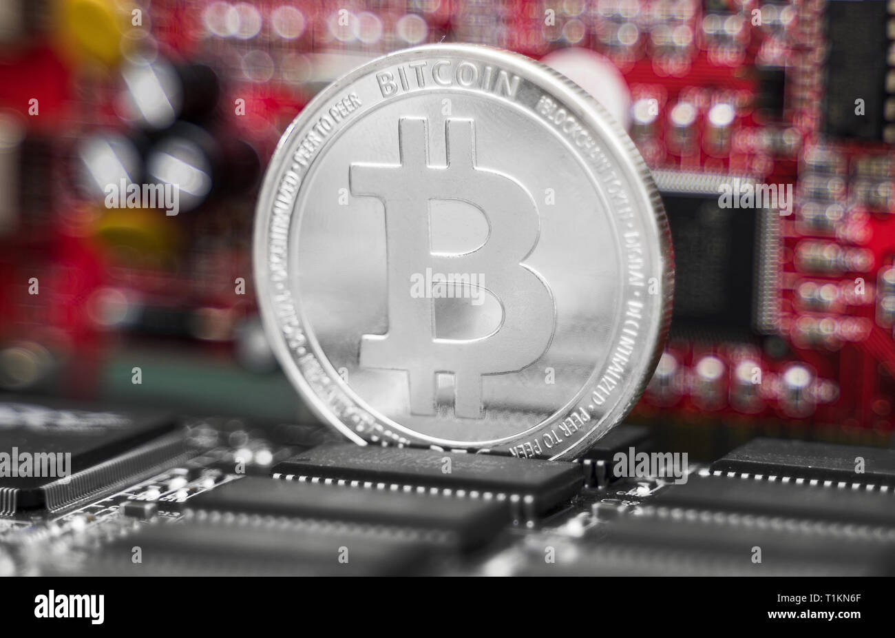 Bitcoin d'argent et la carte vidéo. L'exploitation minière Cryptocurrency concept. Banque D'Images