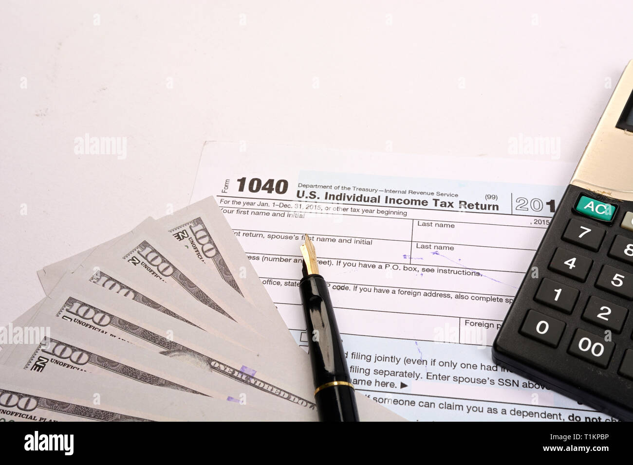 Remplir le formulaire Déclaration de revenus US 1040 sur fond blanc Banque D'Images