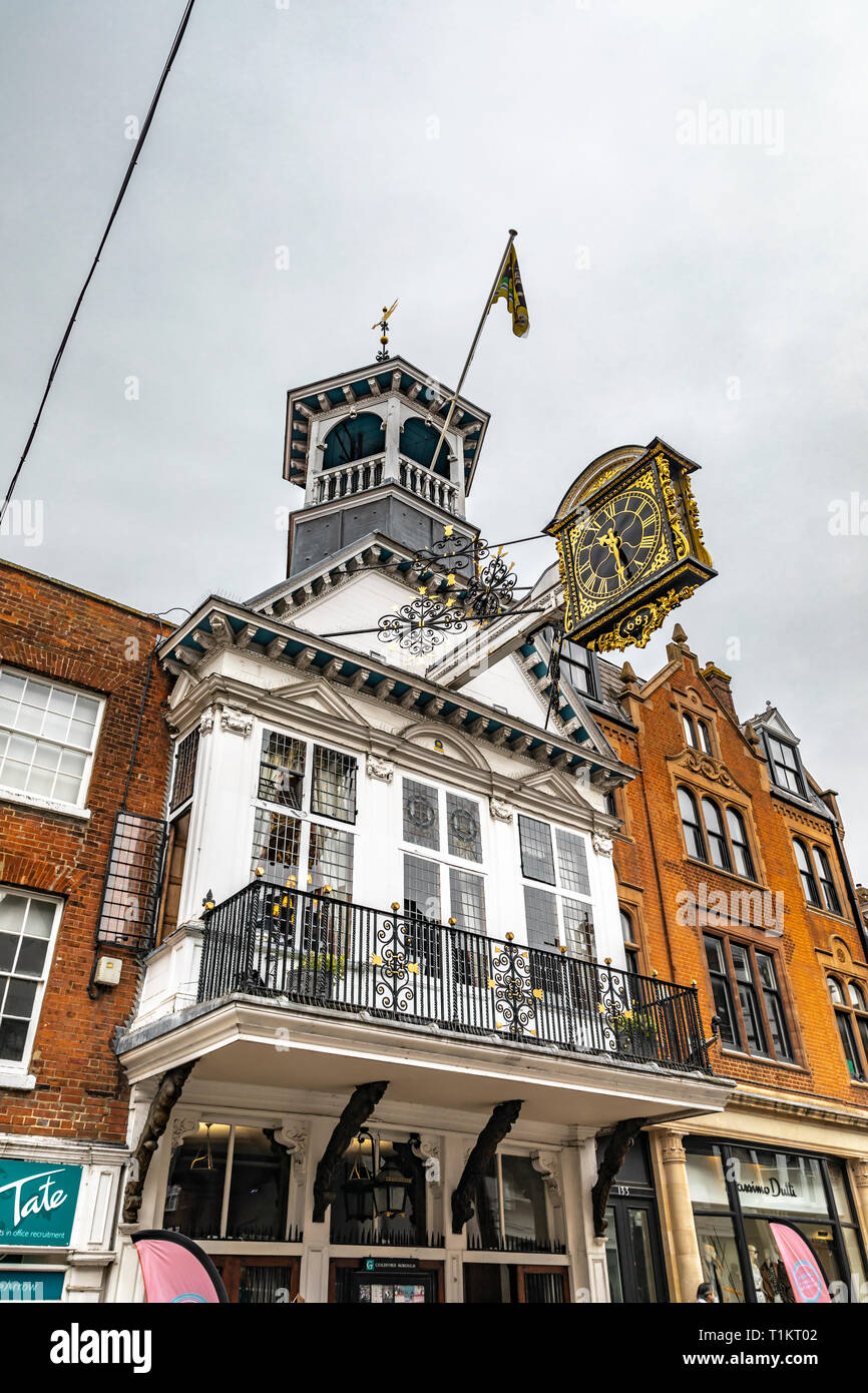 Guildford, Royaume-Uni - 23 mars 2019 : Vue de l'horloge historique guildhall dans le centre-ville rue principale de la ville médiévale de Guildford, Fra Banque D'Images