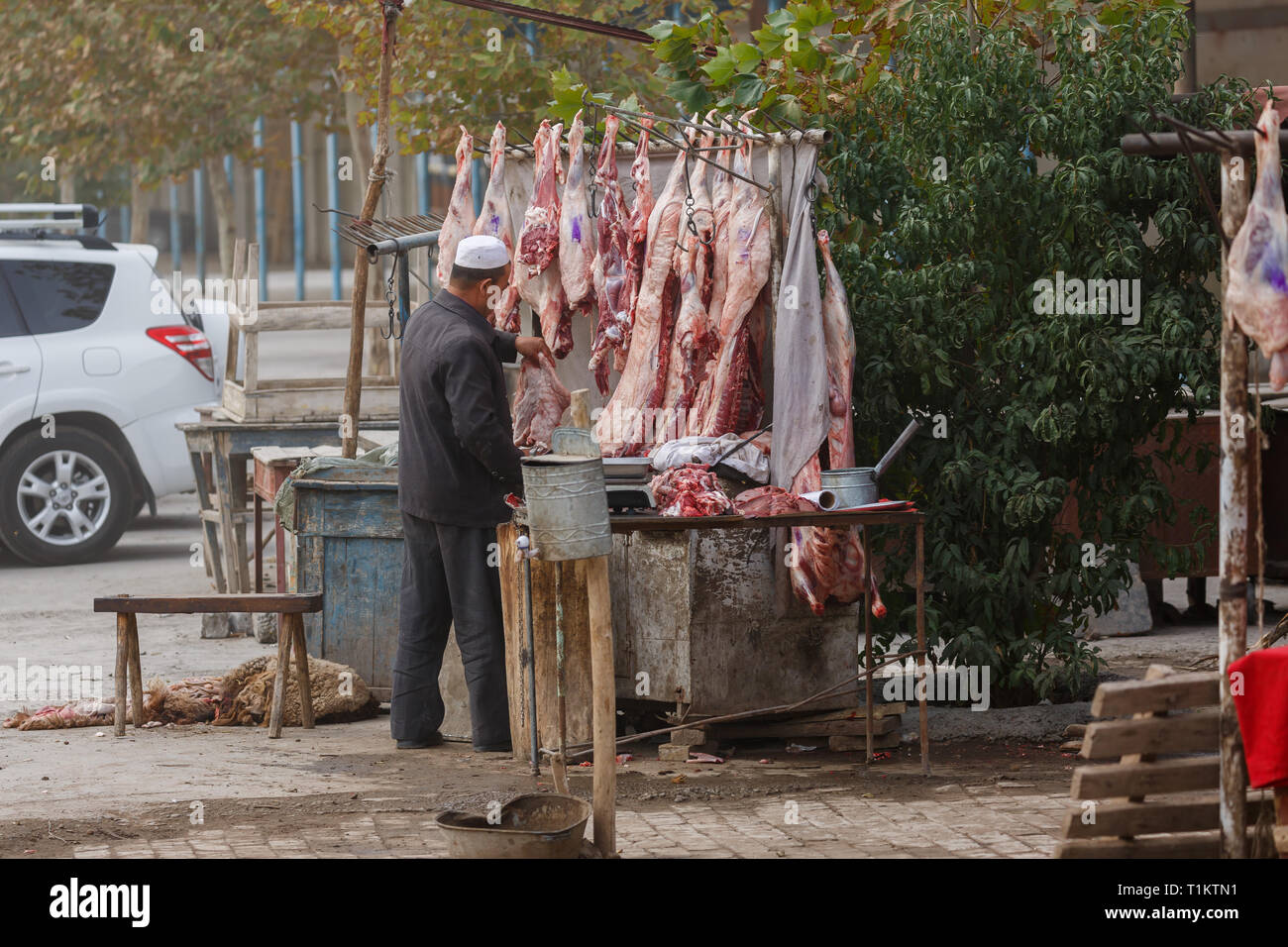 KASHGAR, Xinjiang / CHINE - 1 octobre 2017 : Butcher préparer la viande - Agneau - probablement capté à Kashgar Marché des animaux. Banque D'Images