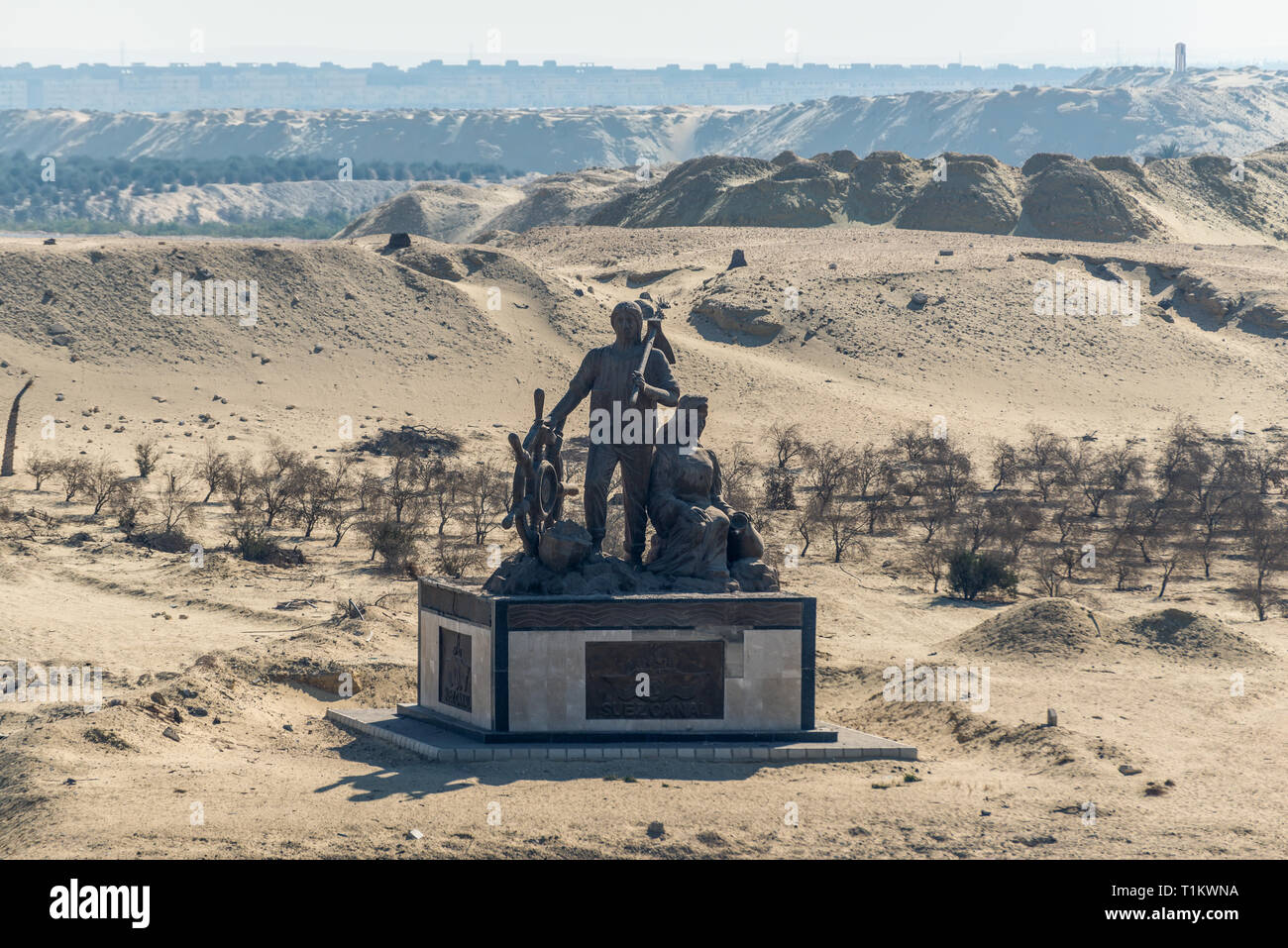 Ismailia, Egypte - Novembre 5, 2017 : Canal de Suez, monument de la banques de l'ouest du nouveau canal à l'occasion de l'achèvement du nouveau canal de Suez constr Banque D'Images