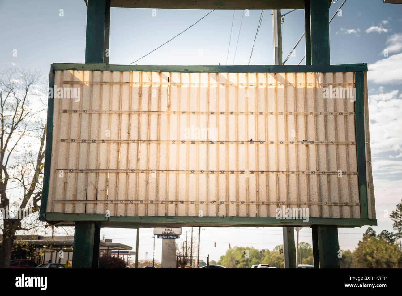 Installation de panneaux de signalisation vides et anciens interchangeables sur le côté d'une route contre un ciel bleu avec des nuages blancs. Banque D'Images