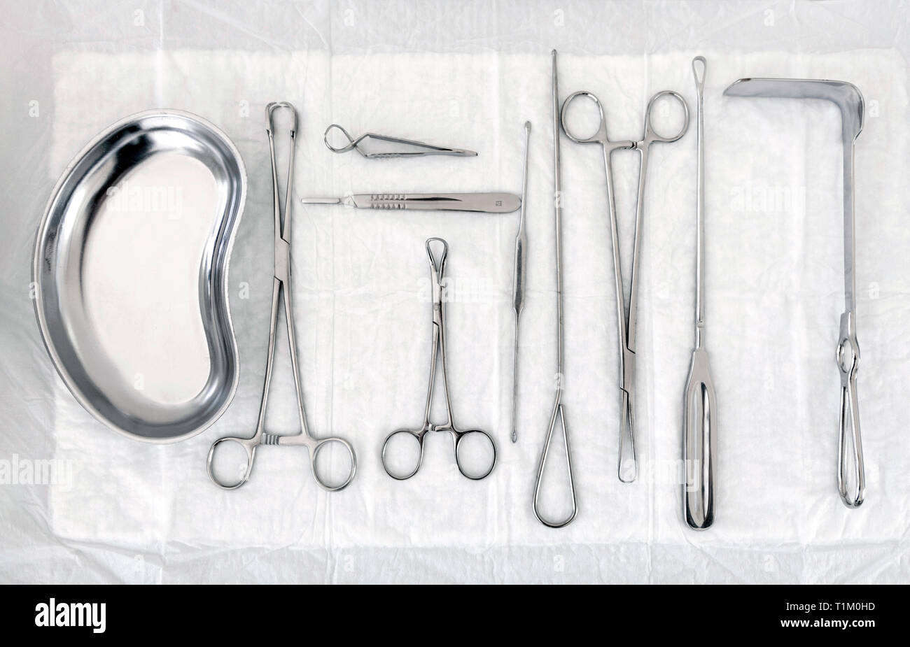 Outils stériles gynécologiques. Un grand nombre d'instruments d'un  gynécologue sur fond blanc. Vue d'en haut Photo Stock - Alamy