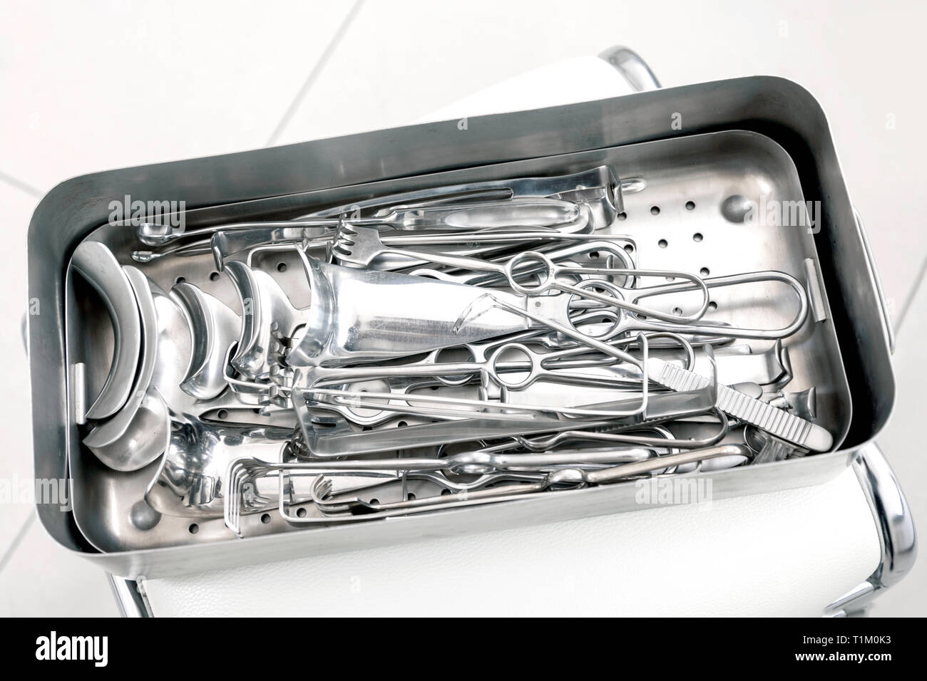 Outils stériles gynécologiques. Un grand nombre d'instruments d'un  gynécologue sur fond blanc. Vue d'en haut Photo Stock - Alamy