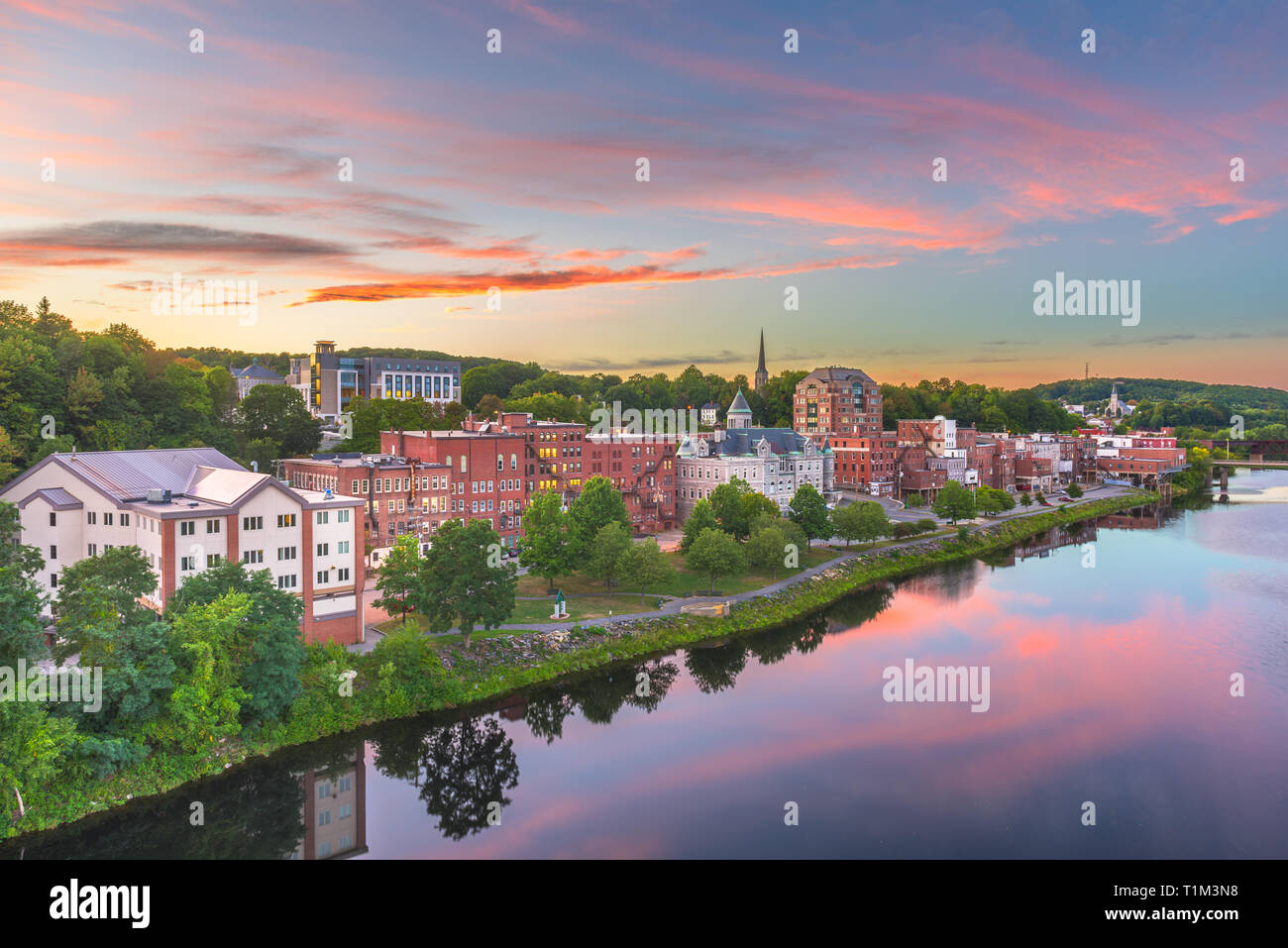 Augusta, Maine, USA, ville skyline sur la rivière Kennebec au crépuscule. Banque D'Images