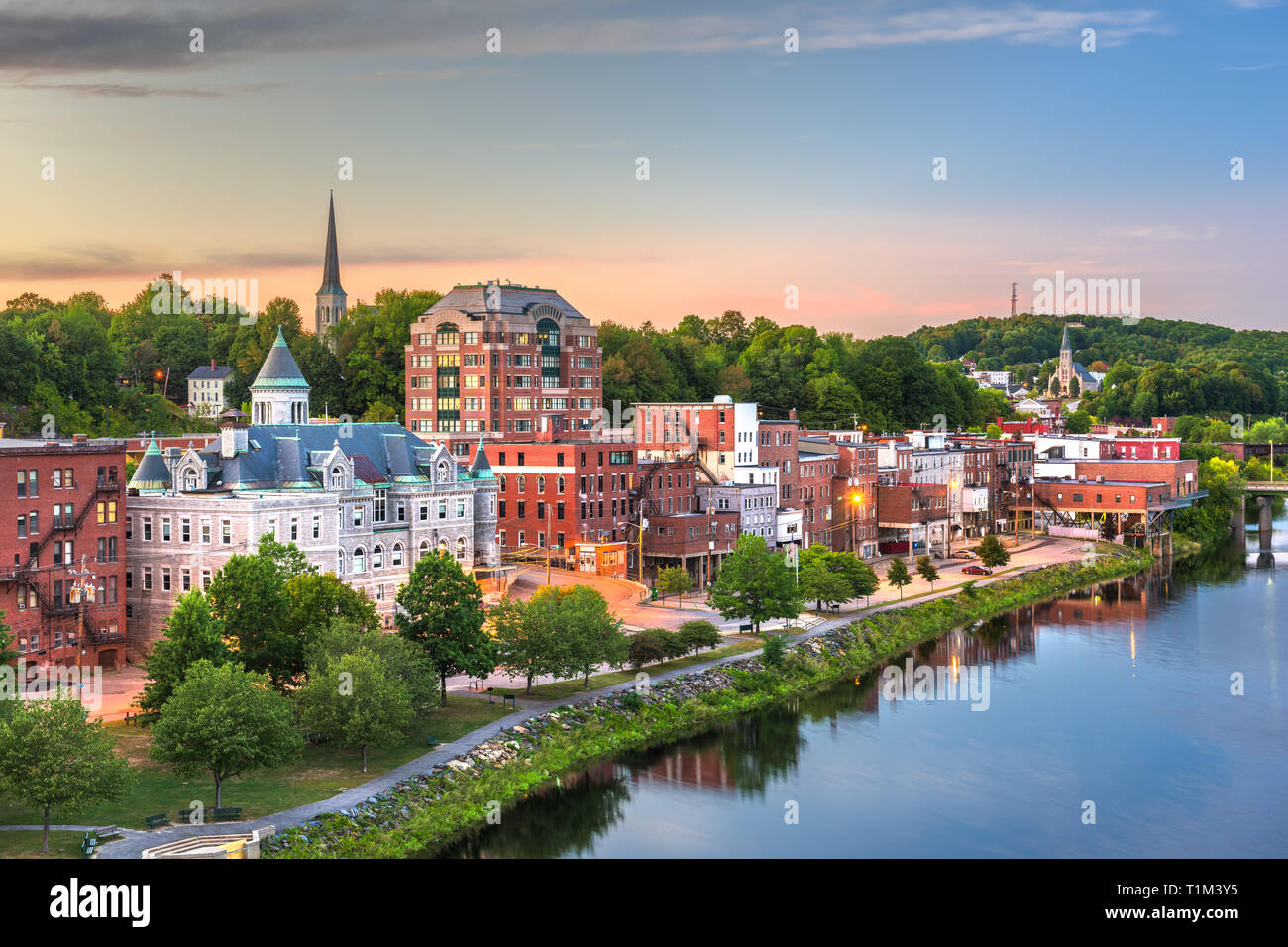 Augusta, Maine, USA, ville skyline sur la rivière Kennebec au crépuscule. Banque D'Images