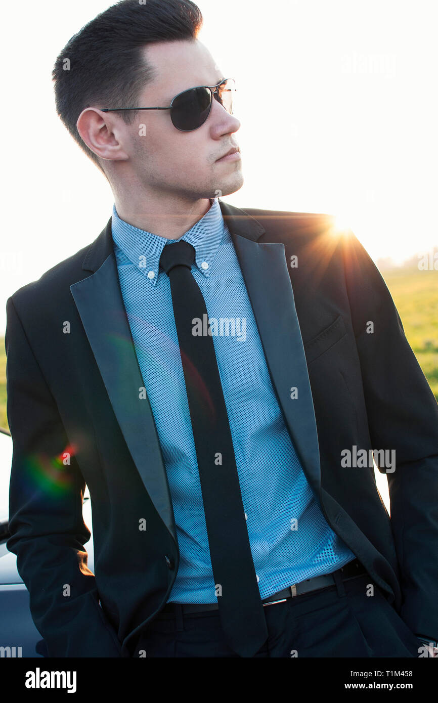 Portrait d'un jeune homme en costume, cravate et lunettes noires. Concept  d'affaires réussi Photo Stock - Alamy